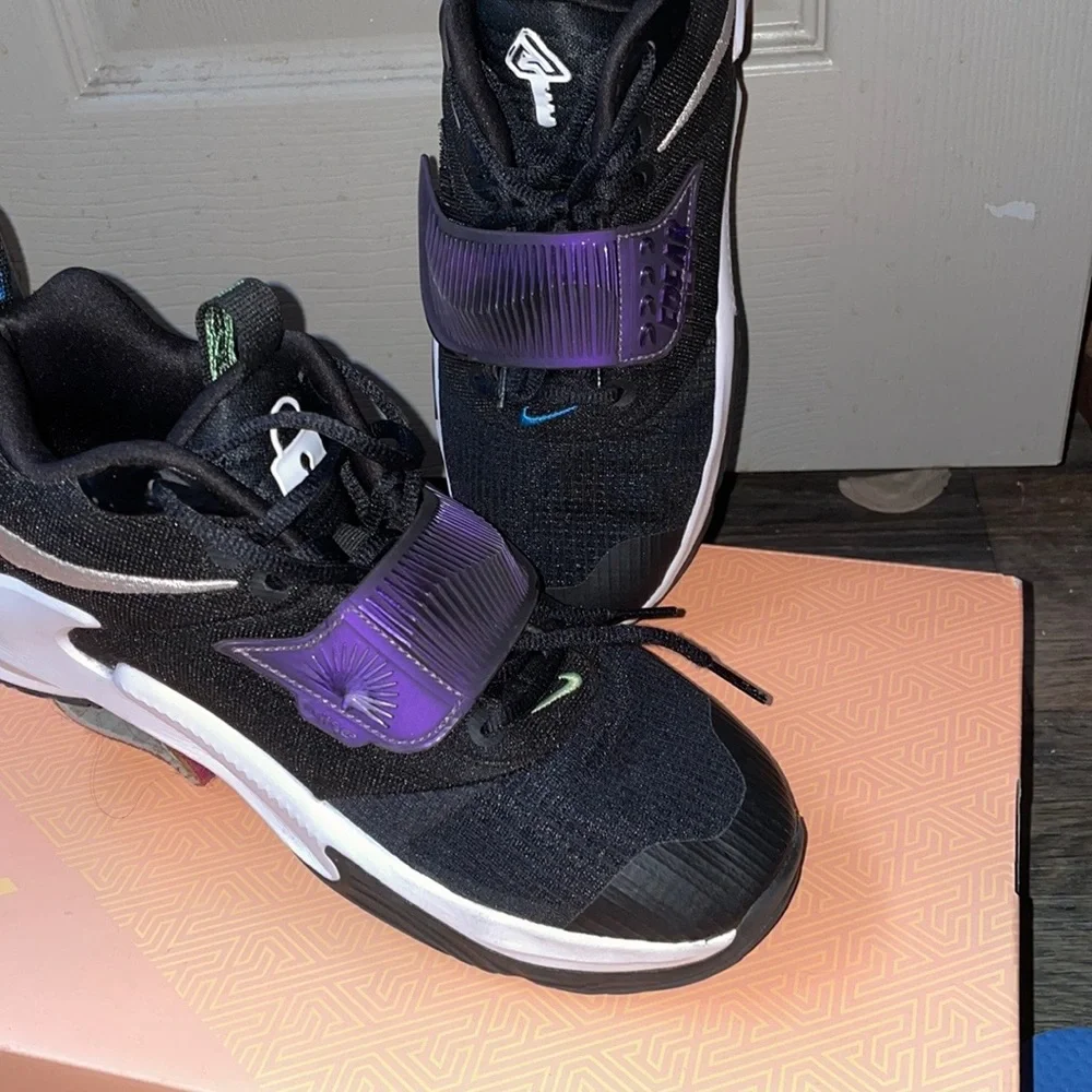 Nike Freak GS 3 EUC Size 7 Youth. Runs a little big like a women’s size 8/12